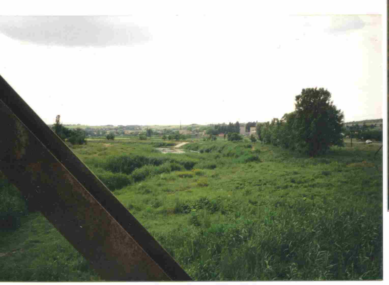 Blick von der Brücke auf den Fluss Molotschna und auf Prischib. Prischib 1996.